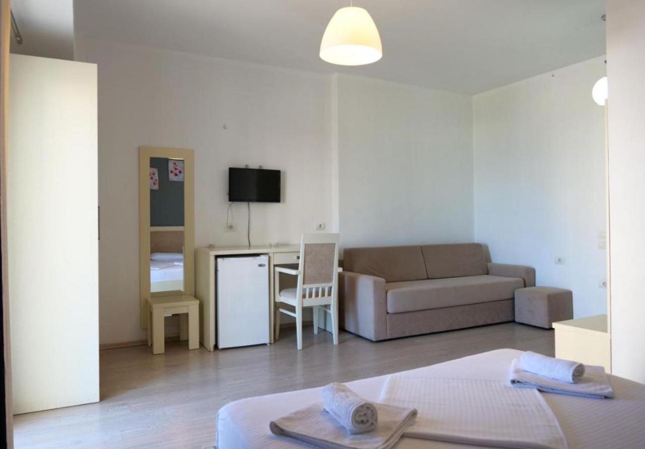 Prive City Hotel Sarandë Buitenkant foto